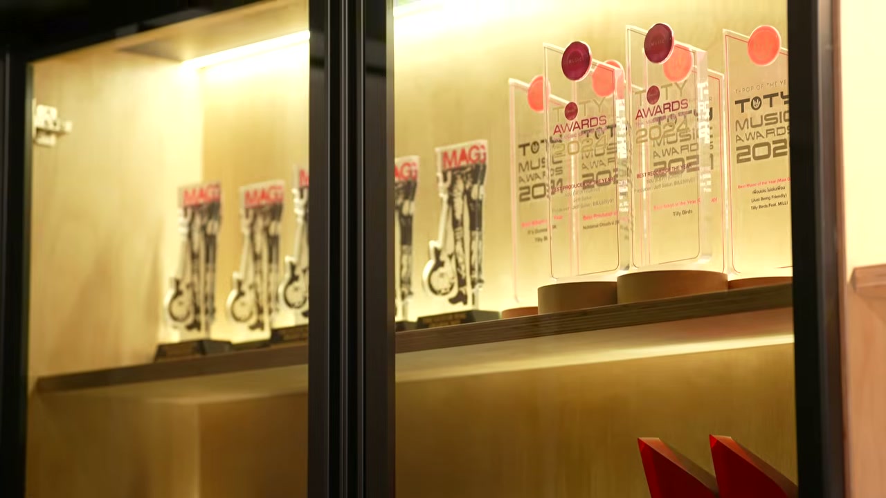 รีโนเวตทาวน์โฮม 30 ตร.ว. ให้เป็นสตูดิโอทำเพลงและบ้านในฝันสไตล์ Industrial ของ Billy Tilly Birds - บทความจาก ITBlockman