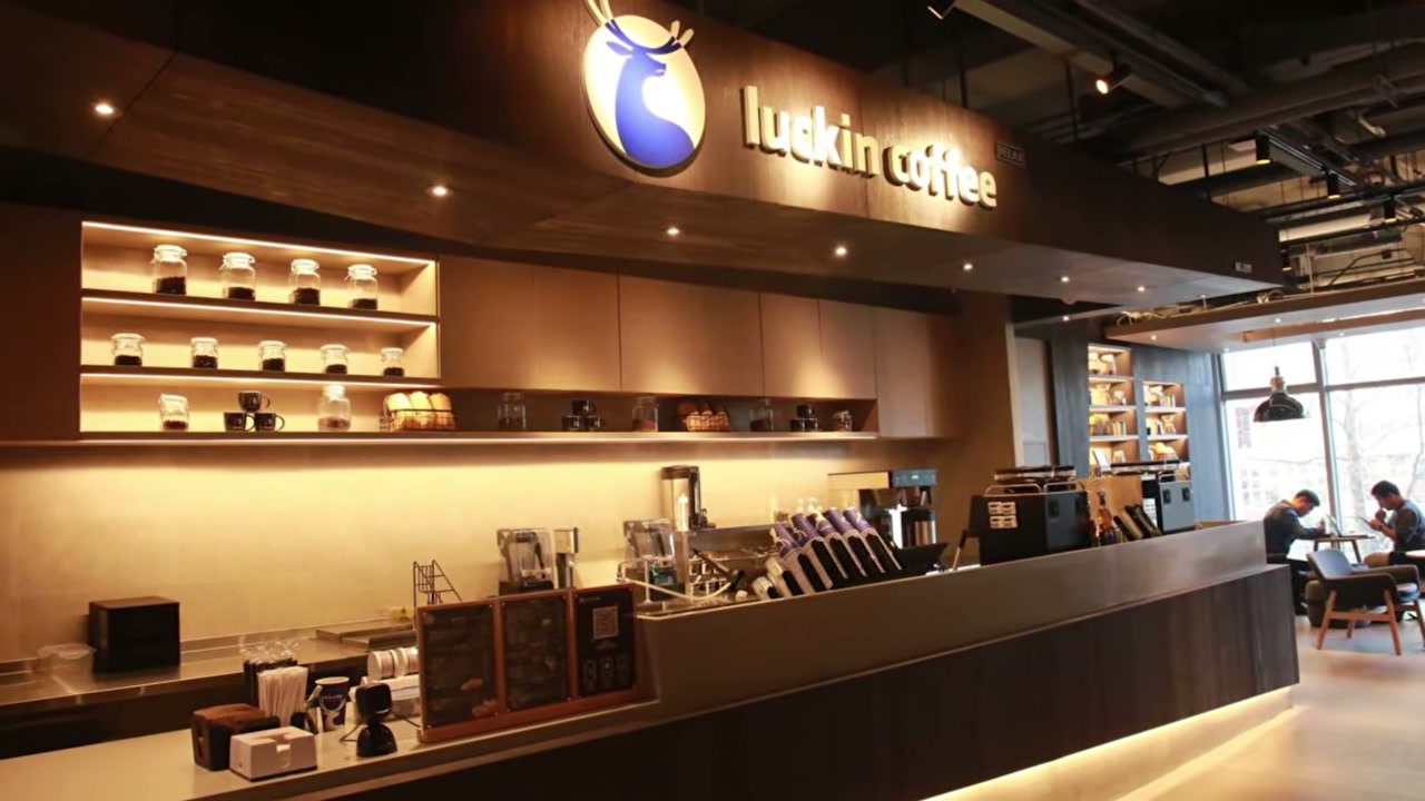 จุดจบหรือจุดเปลี่ยน? เจาะลึกสงครามกาแฟ Starbucks ปะทะ Luckin Coffee ที่กำลังสะเทือนโลก - บทความจาก ITBlockman