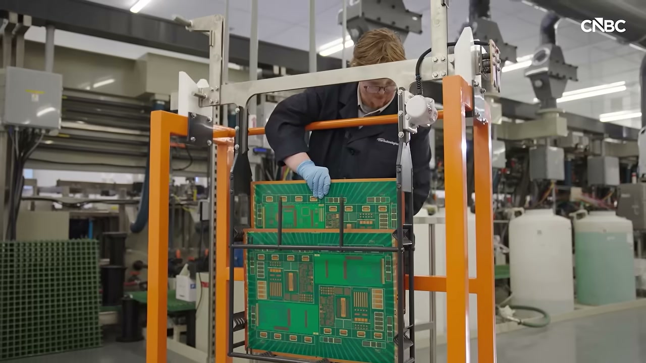 ความเสี่ยงที่ถูกมองข้าม: ทำไมแผงวงจรไฟฟ้า (PCB) จากจีนถึงเป็นจุดยุทธศาสตร์สำคัญของสงครามชิป AI - บทความจาก ITBlockman