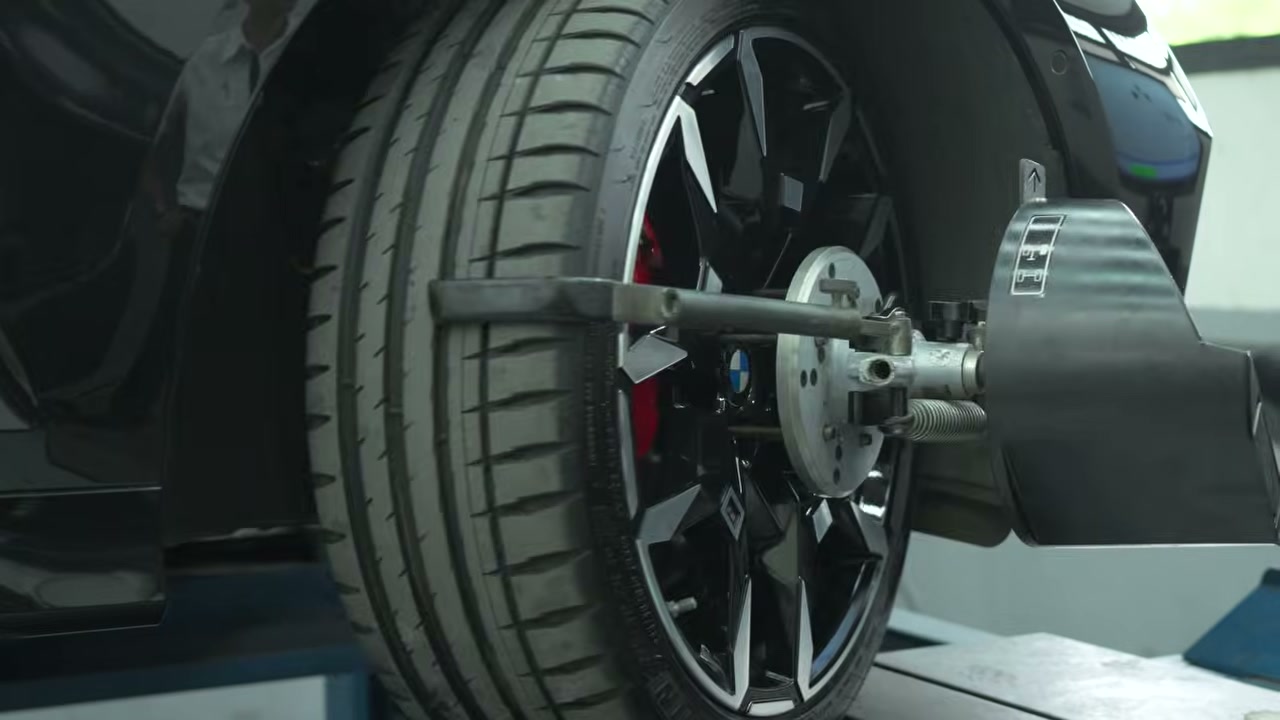เจาะลึกเทคโนโลยี AI ในยางรถยนต์ BMW: ทำไมการดูแลยางที่ศูนย์ถึงสำคัญกว่าที่คุณคิด - บทความจาก ITBlockman